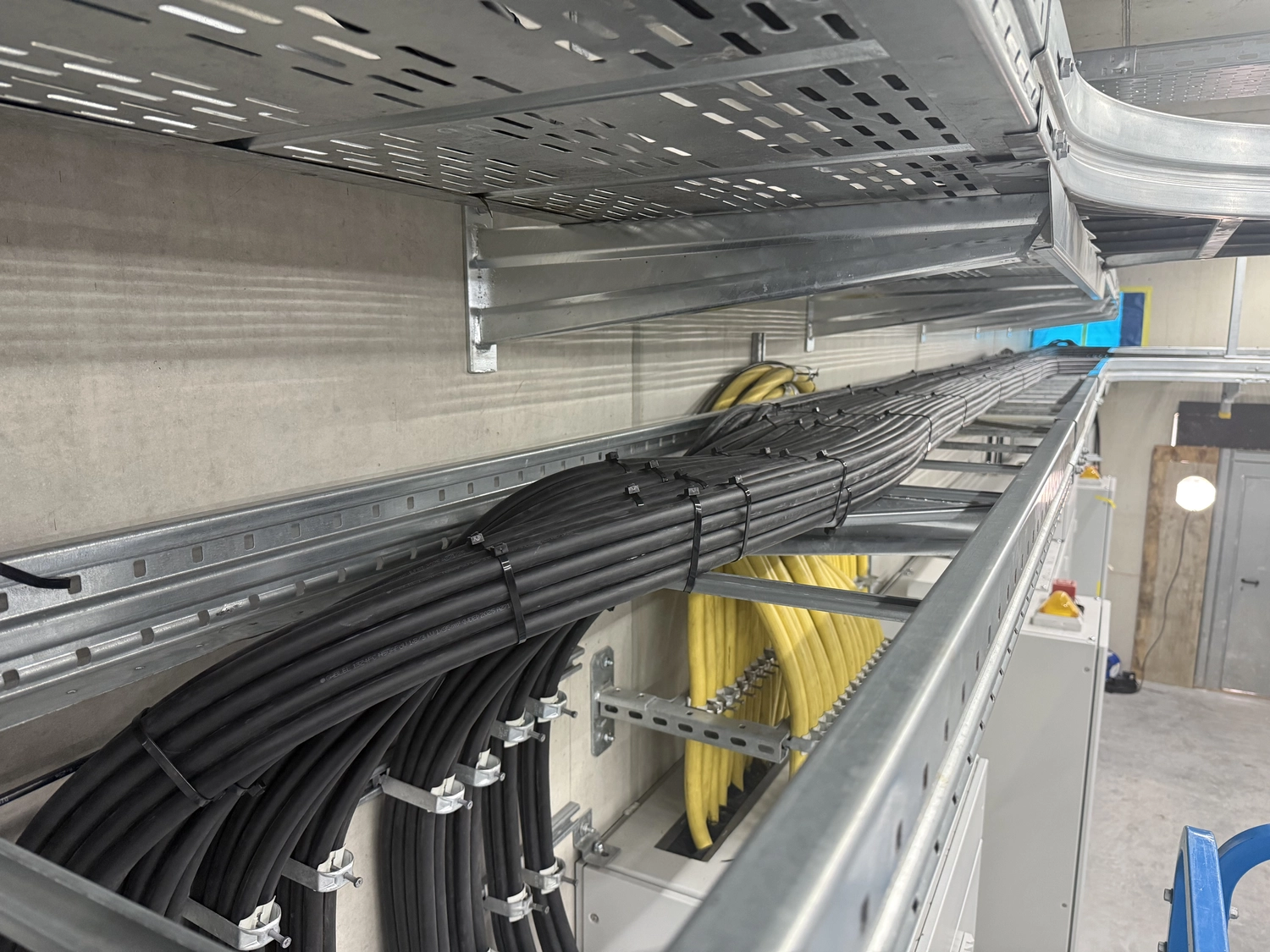 M&S Kabelverlegung GmbH - Professionelle Kabelverlegung Straubenhardt - Verlegte Kabel in einer Industriehalle